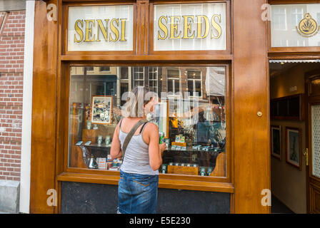 Amsterdam, Holland, Niederlande, weibliche Touristen besuchen das Marihuana Museum lagern vorne "Sensi Seeds" Stockfoto