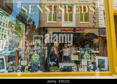 amsterdam, Holland, Niederlande, weibliche Touristen im Marihuana Accessories Store, 'Sensi Seeds' Schaufenster von außen Stockfoto