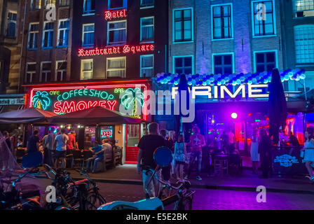 amsterdam, Holland, Niederlande, Touristen, die außerhalb der Straße, Cannabis Cafés Coffee House Town Square at Night, Front 'Smokey' Urban Street Stockfoto