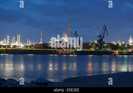 Chemischen Industrie neben dem Fluss Rhein, Deutschland. Stockfoto