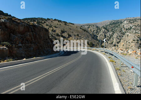 Eine gefährliche Kurve in einer bergigen Straße auf Kreta Stockfoto