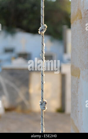 Verknotet Kirchenglocke Seil, Crete Stockfoto