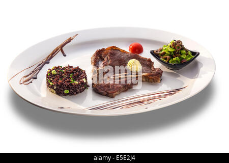 Gegrilltes Steak und Gemüse isoliert auf weißem Teller Stockfoto
