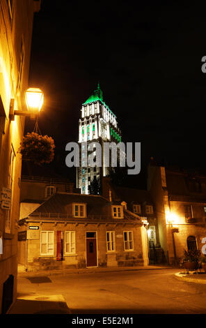 QUEBEC Stadt, Kanada - Juli, 20: Preis Turm und alte Häuser in der Nacht in der Altstadt von Quebec Stadt, Kanada am 20. Juli 2014. Das Hochhaus ist Stockfoto