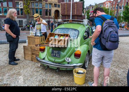 Amsterdam, Holland, außerhalb der Niederlande, Touristen Einkaufen an Imbissständen auf Flohmarkt, konvertiert Volkswagen Oldtimer Stockfoto