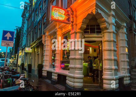 Amsterdam, Holland, Niederlande, legalisiertes Marihuana „Popeye“ Coffee Shop, Cannabis Cafes Store Front mit Neonbeleuchtung, draußen, Neonschilder Tür Stockfoto