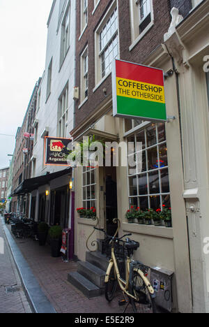 Amsterdam, Holland, legalisierter Marihuana Coffee Shop, Frontschild „The Otherside“-Gebäude, Reihengeschäfte an der Straße Stockfoto