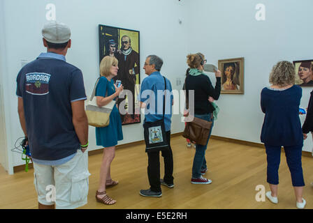 Amsterdam, Holland, Niederlande, Gruppenbesuche im Stedelijk Museum, Moderne Kunst, Schauspiel moderner Gemälde, Bewunderung Stockfoto