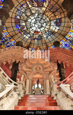 Das Innere des Erawan Museums zeigt die kunstvoll geschnitzte Treppe und die Buntglasdecke, Samut Prakan, Bangkok, Thailand Stockfoto