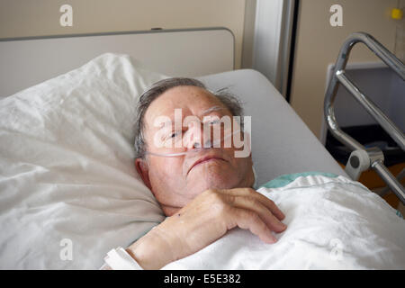 Porträt des Kranken Greis im Krankenhausbett Stockfoto