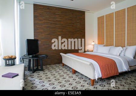 Schlafzimmer im i.sawan Wohn Spa und Club, Grand Hyatt Erawan, Bangkok, Thailand Stockfoto
