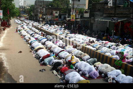 Varanasi, Indien. 29. Juli 2014. Muslime beten während der Eid al-Fitr auf einer Straße in Varanasi, Indien, 29. Juli 2014. Millionen von Muslimen auf der ganzen Welt feierten den Eid al-Fitr Urlaub, der das Ende der einmonatigen schnelle von Ramadan markiert. Bildnachweis: Stringer/Xinhua/Alamy Live-Nachrichten Stockfoto