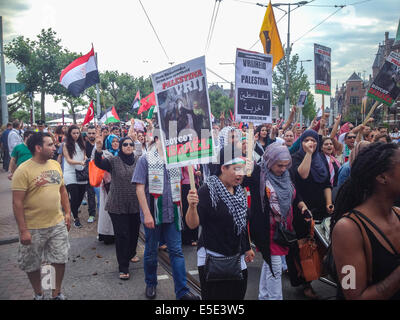 Amsterdam, Holland, Straßendemonstration, zur Unterstützung Palästinas, Menschenmassen-Szene, Marsch, Schilder tragen, Jugendliche protestieren, marsch-Straße Stockfoto