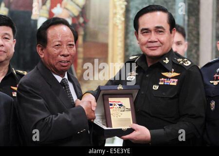 Bangkok, Thailand. 29. Juli 2014. Thai Army Chief gen. Prayuth Chan-OCHA (R) schüttelt die Hand mit dem Besuch der kambodschanischen stellvertretender Ministerpräsident und Verteidigungsminister Tea Banh Royal Thai Army Hauptquartier in Bangkok, Thailand, 29. Juli 2014. Kambodschanischen stellvertretender Ministerpräsident und Verteidigungsminister Tea Banh ist zu einem zweitägigen Besuch in Thailand zur Stärkung der bilateralen Beziehungen und Zusammenarbeit. Bildnachweis: Rachen Sageamsak/Foto: thailändische Armee/Xinhua/Alamy Live-Nachrichten Stockfoto