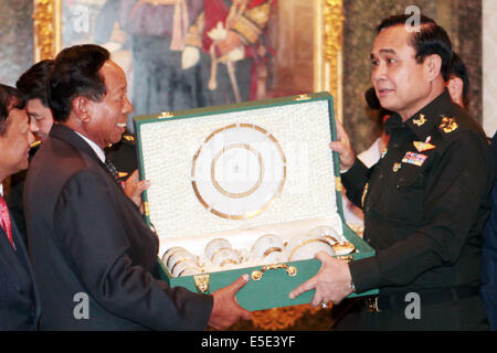 Bangkok, Thailand. 29. Juli 2014. Thai Army Chief gen. Prayuth Chan-OCHA (R) trifft sich mit dem Besuch der kambodschanischen stellvertretender Ministerpräsident und Verteidigungsminister Tea Banh Royal Thai Army Hauptquartier in Bangkok, Thailand, 29. Juli 2014. Kambodschanischen stellvertretender Ministerpräsident und Verteidigungsminister Tea Banh ist zu einem zweitägigen Besuch in Thailand zur Stärkung der bilateralen Beziehungen und Zusammenarbeit. Bildnachweis: Rachen Sageamsak/Foto: thailändische Armee/Xinhua/Alamy Live-Nachrichten Stockfoto