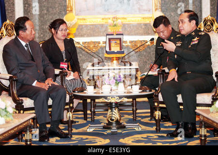 Bangkok, Thailand. 29. Juli 2014. Thailändische Armeechef General Prayuth Chan-Ocha (R, vorne) trifft sich mit dem Besuch der kambodschanischen stellvertretender Ministerpräsident und Verteidigungsminister Tea Banh (L, vorn) im Royal Thai Army Hauptquartier in Bangkok, Thailand, 29. Juli 2014. Kambodschanischen stellvertretender Ministerpräsident und Verteidigungsminister Tea Banh ist zu einem zweitägigen Besuch in Thailand zur Stärkung der bilateralen Beziehungen und Zusammenarbeit. Bildnachweis: Rachen Sageamsak/Foto: thailändische Armee/Xinhua/Alamy Live-Nachrichten Stockfoto