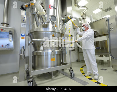 Darmstadt, Deutschland. 25. Juni 2014. Die Fotos von pharmazeutisch-chemische Unternehmen Merck KGaA veröffentlicht zeigt Mitarbeiter JOse Simoes stehend auf einer Schneidmühle Merck Pharma Produktion in Darmstadt, Deutschland, 25. Juni 2014. Die Zutaten für die Betablocker Concor sind gemischt und hier granuliert. Foto: ARNE DEDERT/Dpa/Alamy Live-Nachrichten Stockfoto