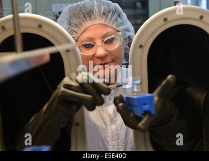 Darmstadt, Deutschland. 25. Juni 2014. Die Fotos veröffentlicht von pharmazeutischen und Chemieunternehmen Merck KGaA zeigen Angestellter visuell inspizieren einer OLED testen Zelle bei Merck OLED-Produktion in Darmstadt, Deutschland, 25. Juni 2014. Foto: ARNE DEDERT/Dpa/Alamy Live-Nachrichten Stockfoto