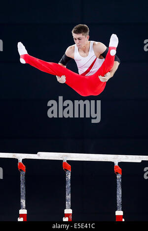 Glasgow, Schottland. 29. Juli 2014. Glasgow 2014 Commonwealth Games Day 6. Künstlerische Gymnastik. Max Whitlock von England in Aktion am Barren während das Herren-Team-Finale. Bildnachweis: Aktion Plus Sport/Alamy Live-Nachrichten Stockfoto