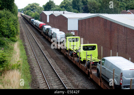 Zug mit neuen Ford vans Stockfoto