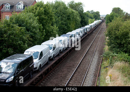 Zug mit neuen Ford vans Stockfoto