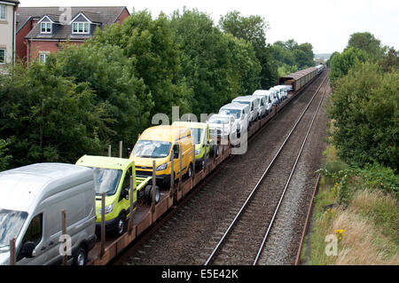 Zug mit neuen Ford vans Stockfoto