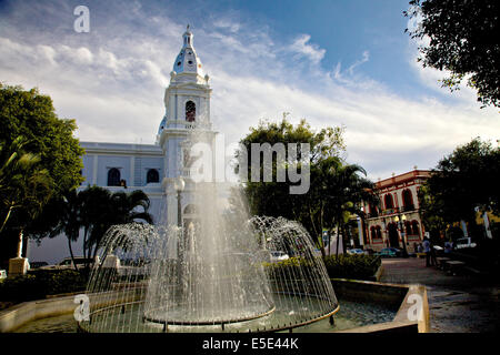 Brunnen und Ponce Kathedrale im Plaza Mu – oz Rivera Teil der Plaza Las Delicias 21. Februar 2009 in Ponce, Puerto Rico. Stockfoto