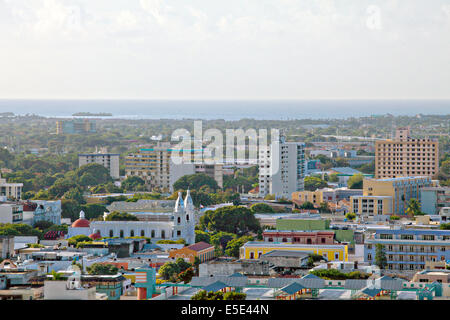 Blick auf die Catedral de Nuestra Se – Ora de Guadalupe und Skyline von Vigia Hill 21. Februar 2009 in Ponce, Puerto Rico. Stockfoto