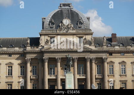 Vorderansicht der Ecole Militaire, Place Joffre, Avenue De La Motte-Picquet, Paris, mit Bronze-Statue von Joseph Joffre Stockfoto