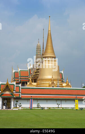 Goldene Chedis (Stupas) und Tempel Dächer im Wat Phra Kaew (neben dem Grand Palace), Bangkok, Thailand Stockfoto