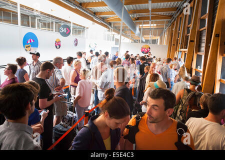 Massen der Passagiere am Flugsteig des Terminals Billi am Bordeaux warten auf einen low-cost Airline Flug Bord. Stockfoto