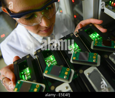 Darmstadt, Deutschland. 25. Juni 2014. Die Fotos veröffentlicht von pharmazeutischen und Chemieunternehmen Merck KGaA zeigt Julia Kley OLED-Testzellen bei der Merck OLED-Produktion in Darmstadt, Deutschland, 25. Juni 2014 betrachten. In das Prüfgerät wird die Lebensdauer der OLED-Prüfständen getestet. Foto: ARNE DEDERT/Dpa/Alamy Live-Nachrichten Stockfoto