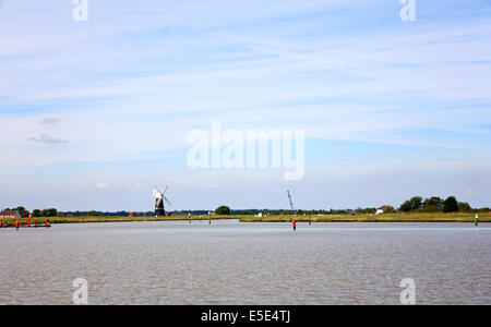 Ein Blick auf die Norfolk Broads, wo die Flüsse Waveney und Yare Breydon Wasser bei Burgh Castle, Norfolk, England, UK eindringen. Stockfoto