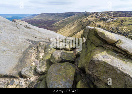 Blick entlang der Dichtung Flanke von gritstone Felsen an fairbrook Naze am nördlichen Rand des Kinder Scout, Derbyshire, Peak District, England, Großbritannien Stockfoto