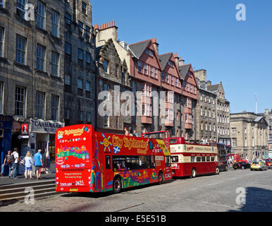 Sightseeing-Busse und Touristen in Lawnmarket Abschnitt von der Royal Mile Edinburgh Schottland mit dem High Court ganz rechts Stockfoto