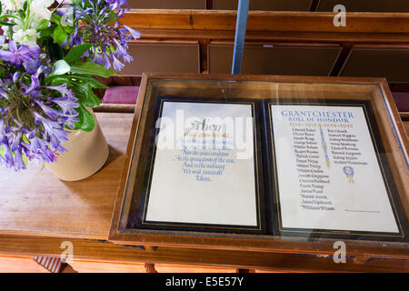 Das Innere der Pfarrkirche in Grantchester, Cambridgeshire UK zeigt Rupert Brooke Namen auf der Ehrentafel Stockfoto