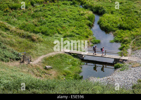 Wanderer auf der Pembrokeshire Coast Path in der Nähe von Solva, Pembrokeshire, Wales Stockfoto