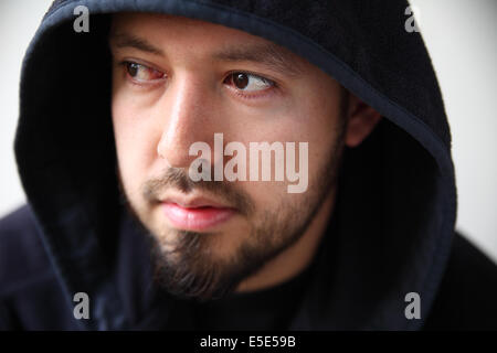attraktive 30-Mann etwas in eine schwarze Kapuzenjacke Stockfoto