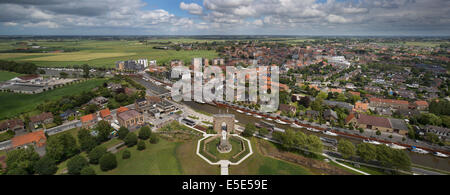 Diksmuide / Dixmude, gesehen von der IJzertoren / Yser Tower, Erster Weltkrieg ein Denkmal in West-Flandern, Belgien Stockfoto