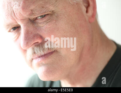 Senior Woman hat einen ernsten Ausdruck. Stockfoto