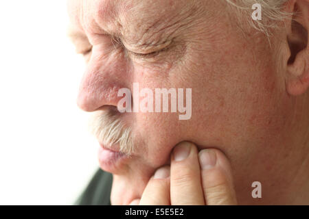 ältere Menschen erleben schmerzhaften Zahn Stockfoto