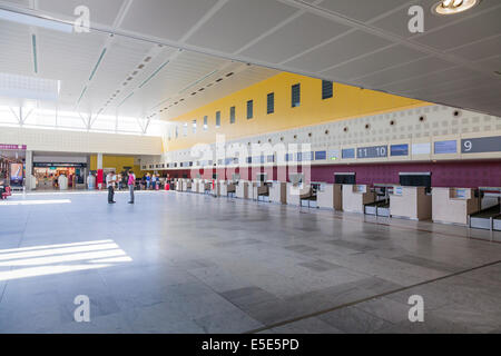 Check-in-Schalter in der Abflughalle am Flughafen Bordeaux-Mérignac Frankreich leer. Stockfoto