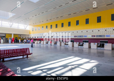 Check-in-Schalter in der Abflughalle am Flughafen Bordeaux-Mérignac Frankreich leer. Stockfoto