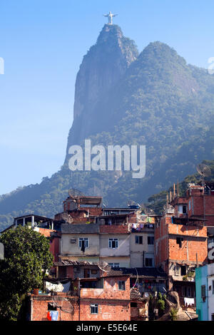 Blick auf die Christus-Statue auf dem Corcovado-Berg und Dona (Santa) Marta Favela in Rio De Janeiro, Brasilien Stockfoto