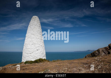 Weiße Stein Leuchtturm am Eingang zum Hafen von Porthgain, in der Nähe von Fishguard, Pembrokeshire, Wales Stockfoto