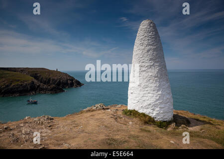 Weiße Stein Leuchtturm am Eingang zum Hafen von Porthgain, in der Nähe von Fishguard, Pembrokeshire, Wales Stockfoto