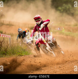 Motocross-Fahrer im Rennen auf staubige Rennen verfolgen Stockfoto