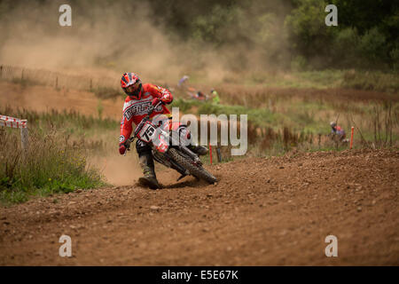 Motocross-Rennen-Fahrer auf staubigen Feldweg Stockfoto