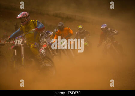 Motocross-Rennen in staubigen Umgebungen Stockfoto