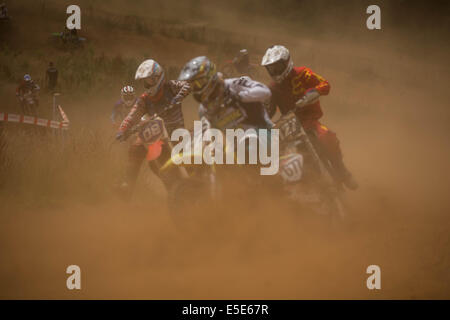 Motocross-Wettbewerb in trockenen, staubigen Bedingungen Stockfoto